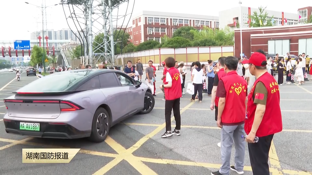 新闻特写 十年护考，情暖考场：退役军人老党员为学子加油