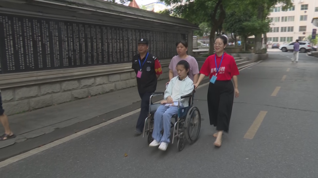 直击高考现场：定制便利服务 助力残疾考生从容提笔