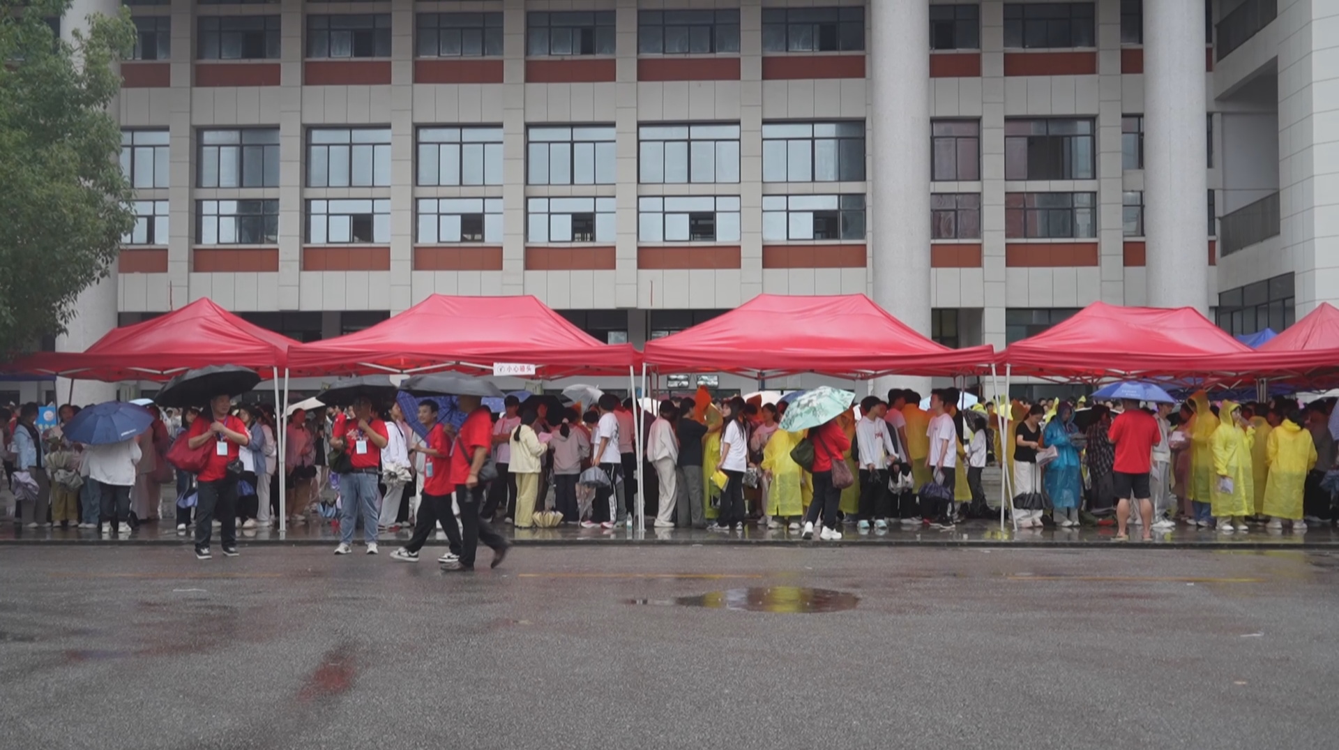 湘西多地遭遇暴雨：教育部门多措并举 撑起高考“暖心护考伞”