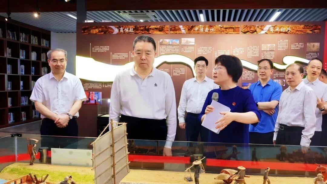 毛万春在湖南工商大学调研