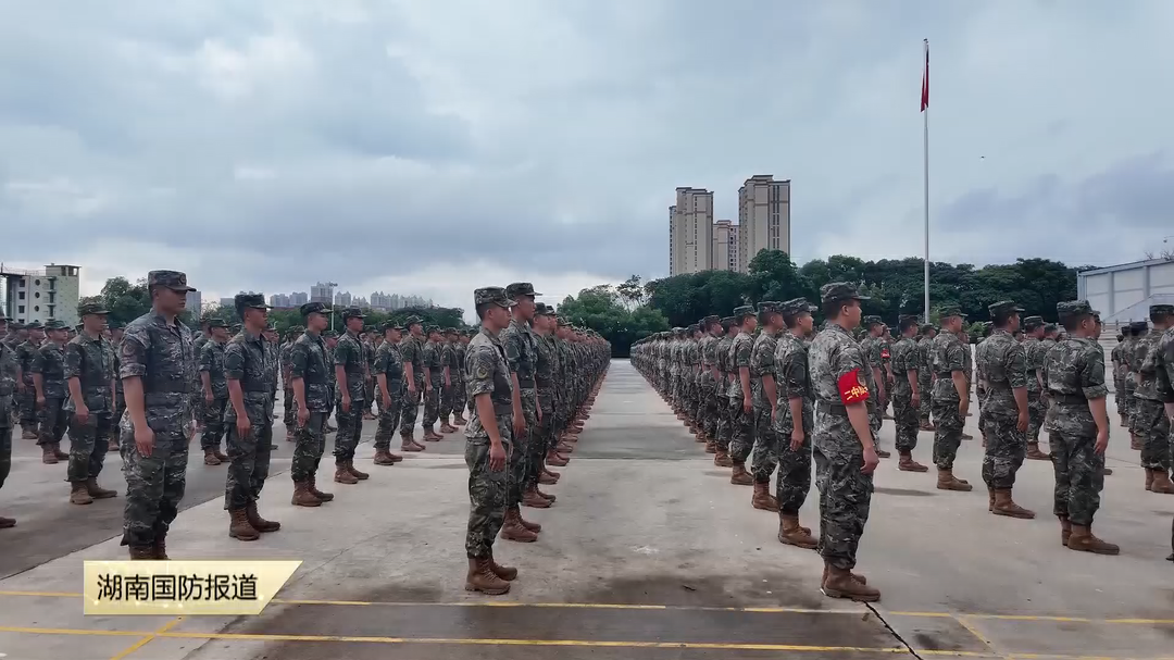 新兵授衔 正式入列——武警湖南总队新兵团举行2026年春季新兵授衔仪式