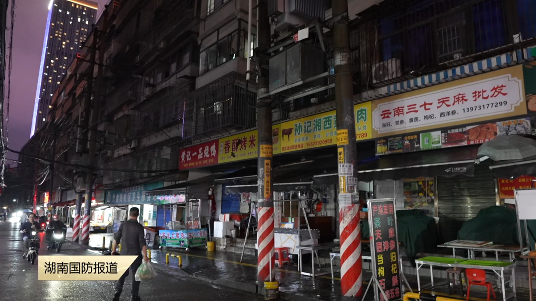 夜训查隐患 入户讲安全  潮宗街消防错时联勤守护老城烟火气