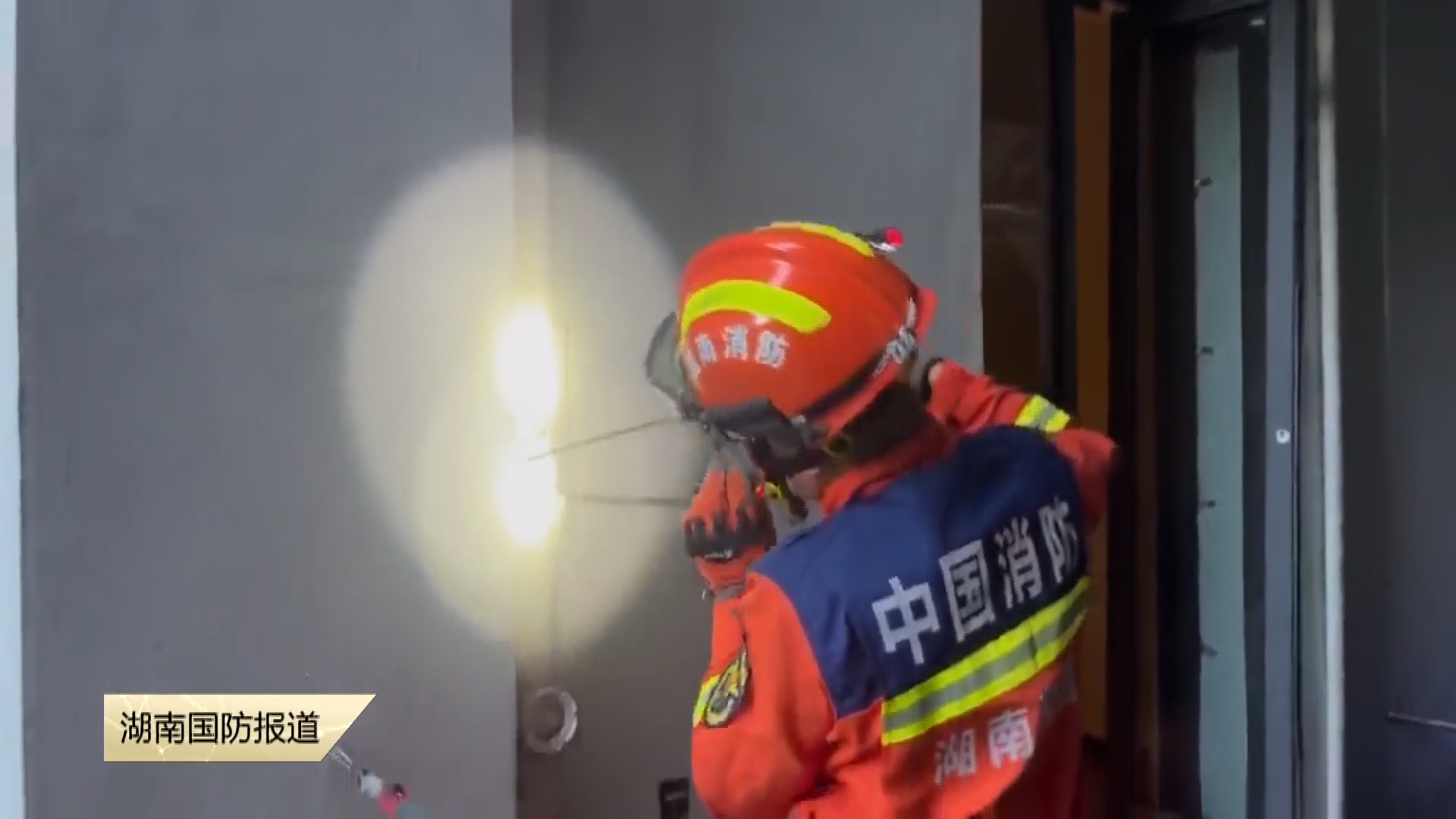 湘西凤凰 酒店走廊惊现眼镜蛇 消防立即排险