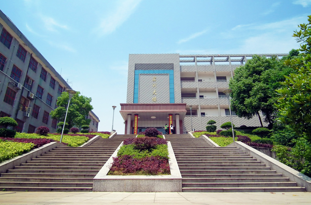 校嵌园中，三链耦合 ——县域中职产教融合的创新实践与启示