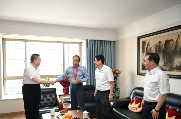 毛万春走访慰问退休老党员并送上“光荣在党50年”纪念章