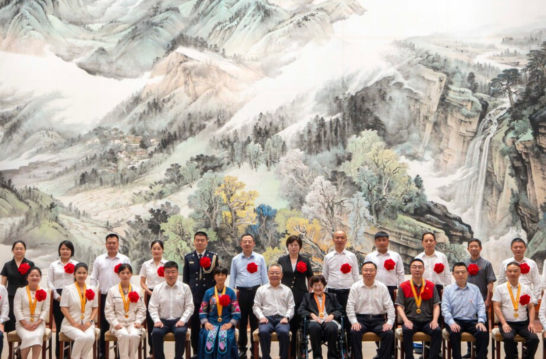 沈晓明会见我省“七一勋章”获得者和全国“两优一先”表彰对象
