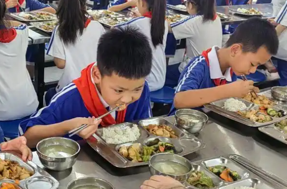 全国中小学校园餐教辅校服“三项整治”工作现场推进会召开