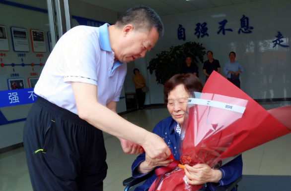毛万春走访慰问“七一勋章”获得者钟掘院士