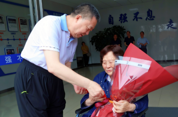 毛万春走访慰问“七一勋章”获得者钟掘院士
