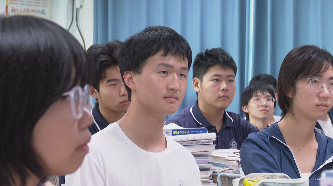 汗水淬炼青春担当 追梦少年圆梦蓝天