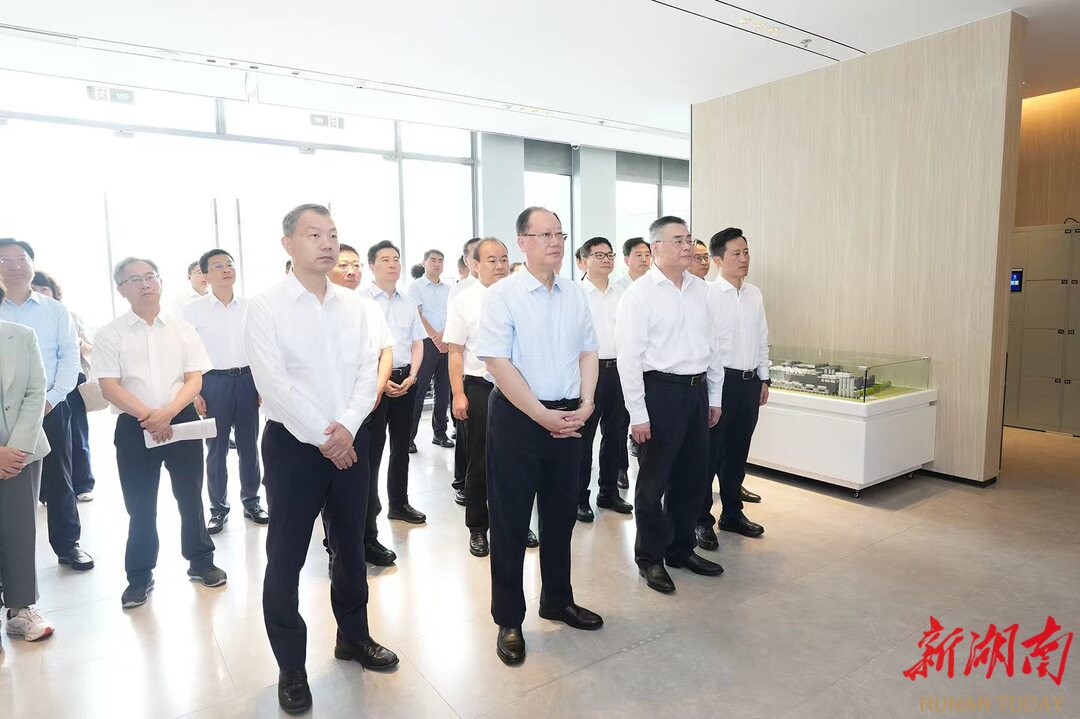毛伟明率团在上海学习考察人工智能产业