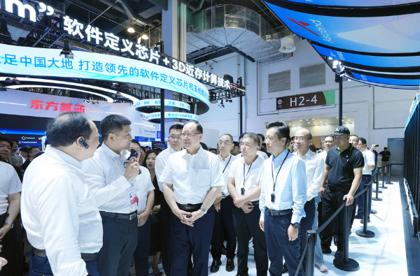 毛伟明率团参观2026世界人工智能大会展馆