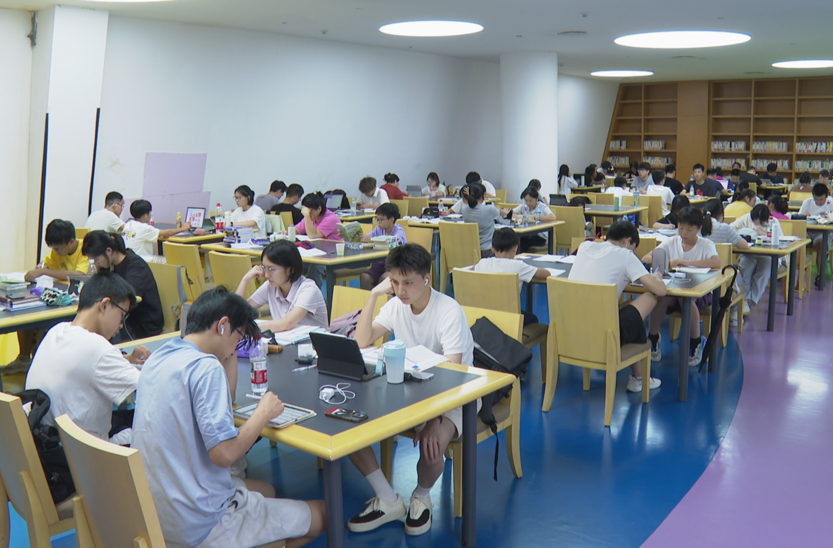 暑假去哪儿：书香伴成长 图书馆点亮多彩暑期生活
