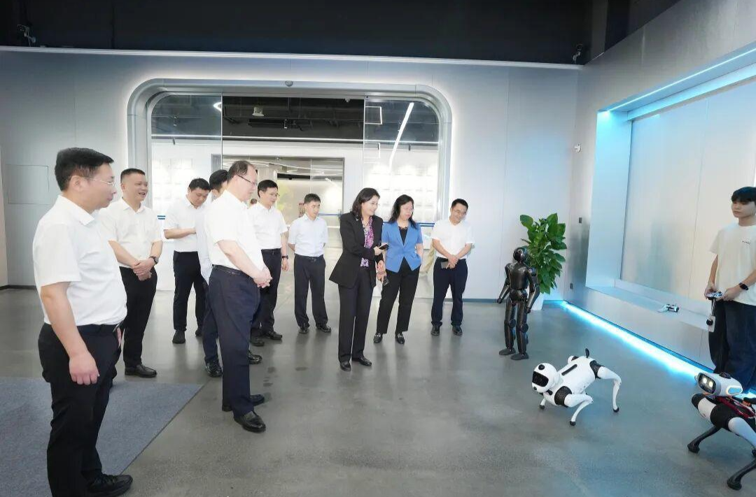 毛伟明在长沙调研未来产业