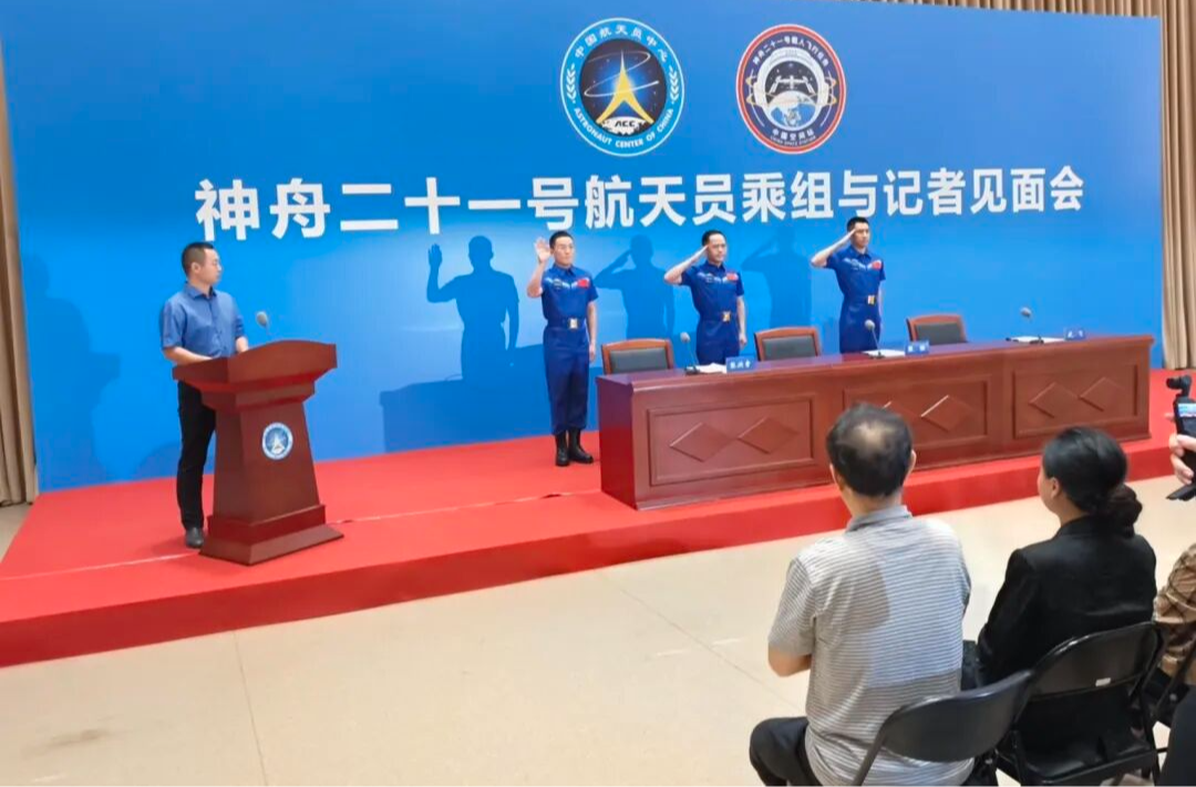 今天，神舟二十一号航天员张陆、武飞、张洪章返回地球并完成隔离和疗养恢复后，首次面向媒体与社会公众公开亮相