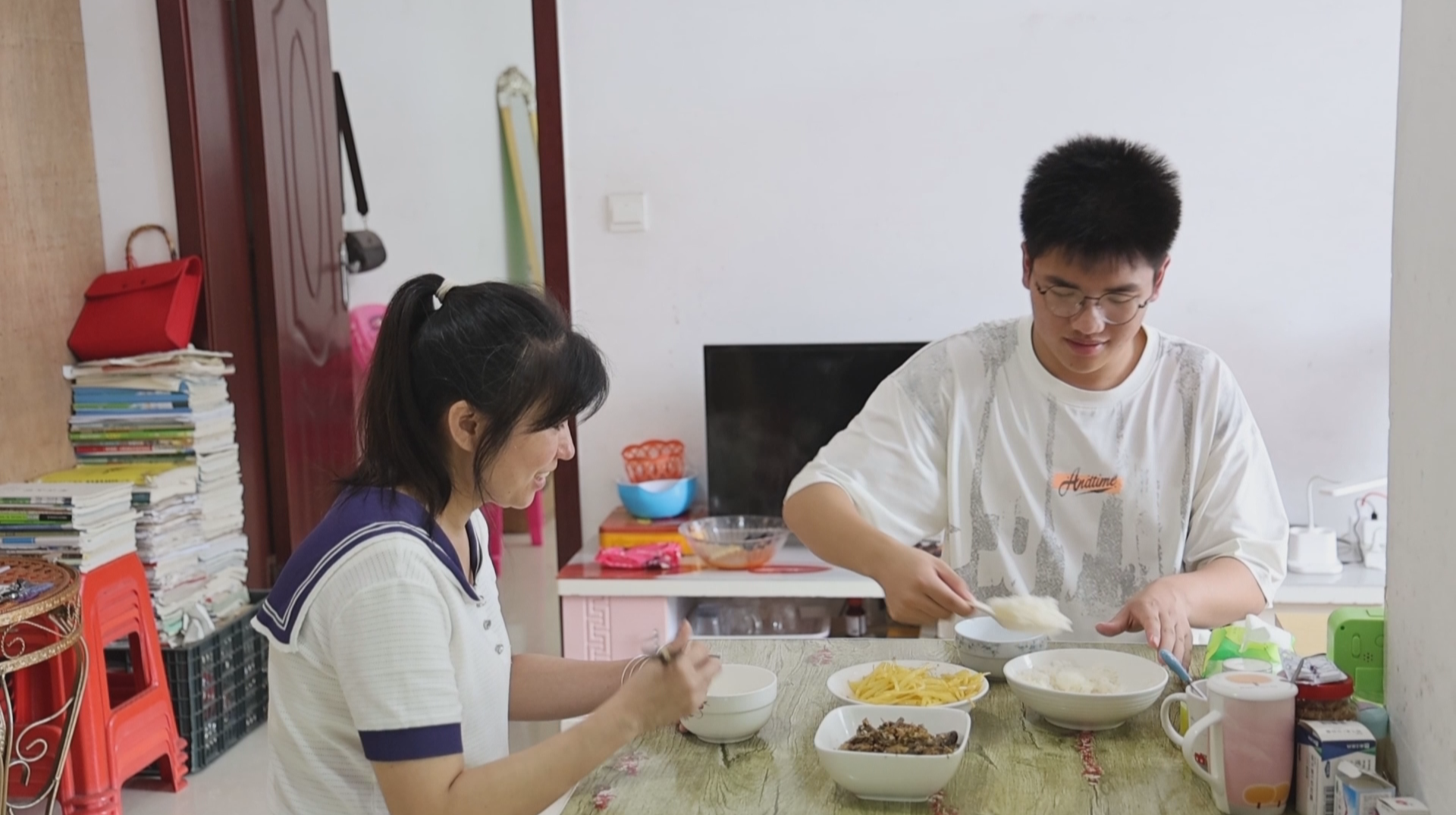 新闻特写：出租屋里的少年“逆袭”