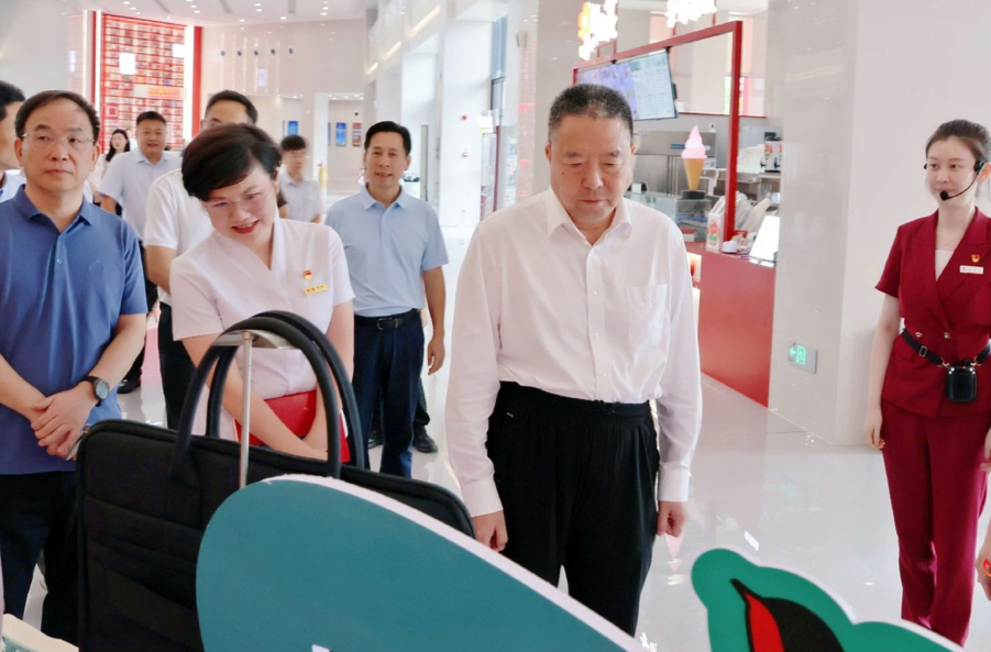 毛万春在湖南党史馆、雷锋纪念馆调研