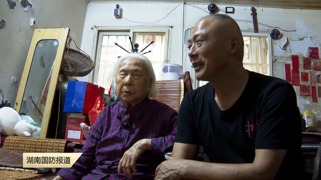 一间卫浴房 温暖97岁失明老人
