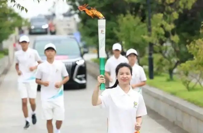 圣火耀银城 奔跑向未来——省运会火炬传递活动侧记