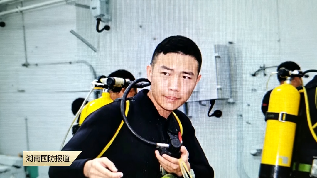 退役蛙人老兵站上演讲台 用亲身经历宣讲国防
