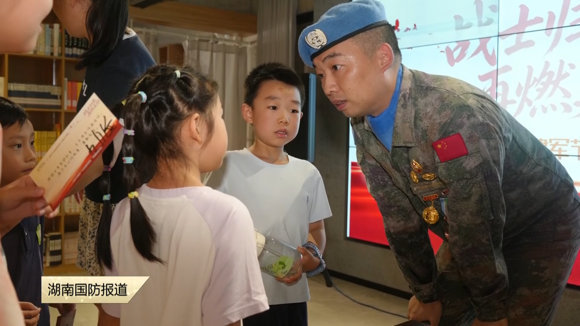 不止排雷！——维和老兵用自身故事种下“爱我国防”的种子
