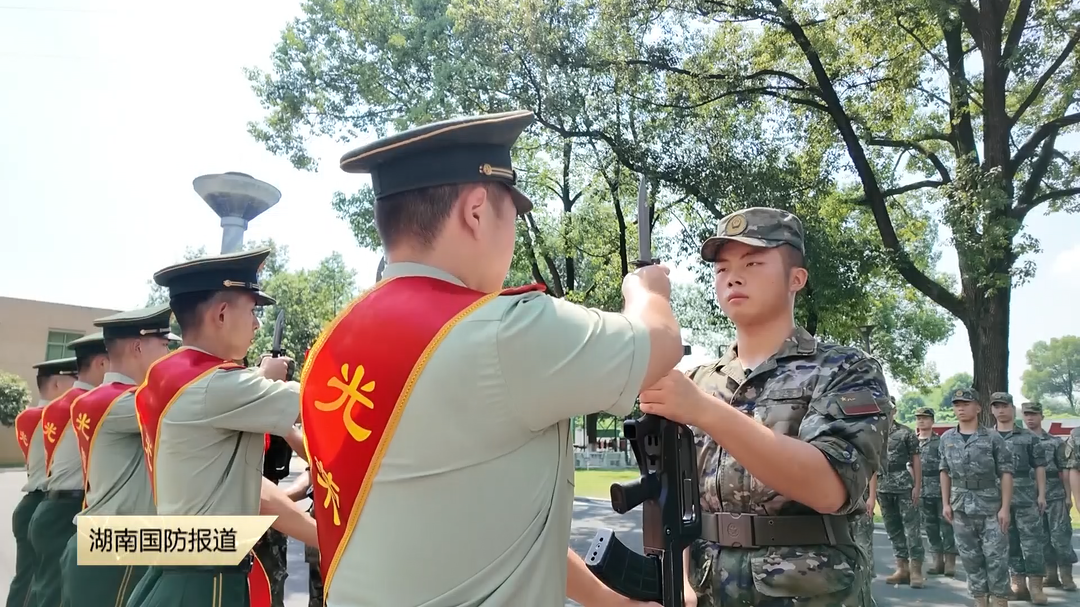 哨位交枪传使命 戎装褪去葆初心 武警湖南总队益阳支队举行新兵授枪暨夏秋季士兵退役活动
