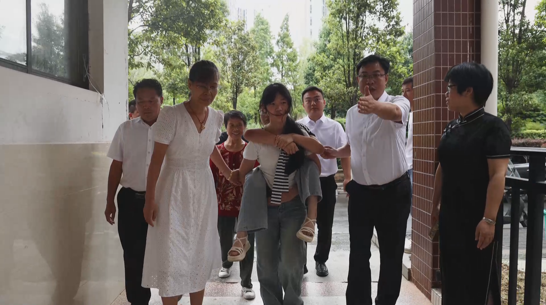 衡阳：暖心姐妹花携手迈入高中校园