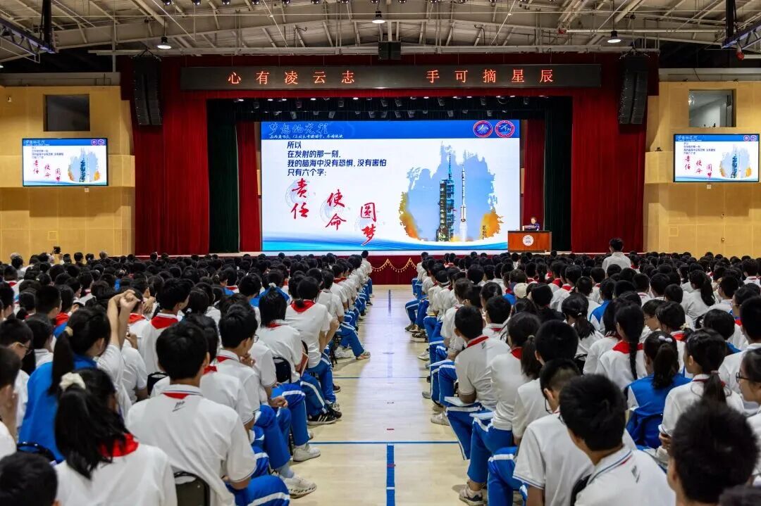 提案办理的会场，为何搬进校园？