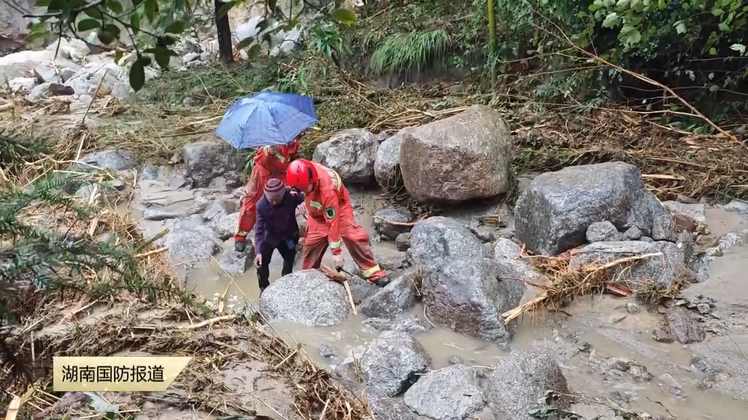 株洲炎陵：暴雨来袭 消防救援队伍迅速转移受困群众