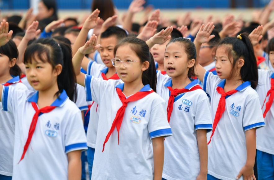 中小学校服如何买得放心、穿得安心？政策问答来了