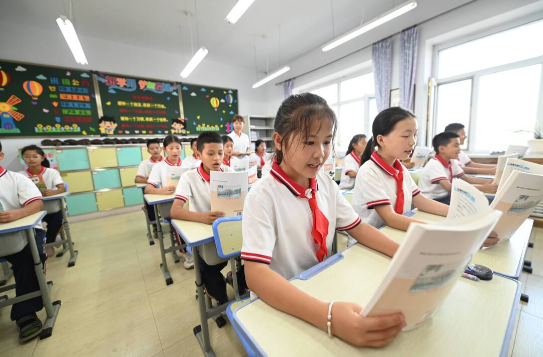 服务强国建设 加快构建中国特色高质量教材体系