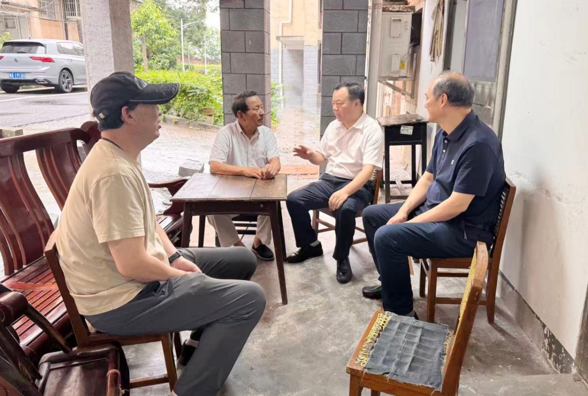 湖南生物机电校领导“七一”走访慰问老党员与生活困难党员
