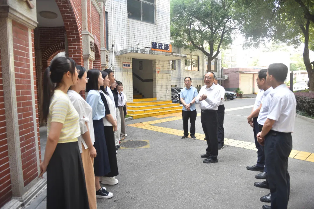 汪一光在长沙走访慰问一线教师代表：弘扬教育家精神，助力更多教师在扎根实践中成长