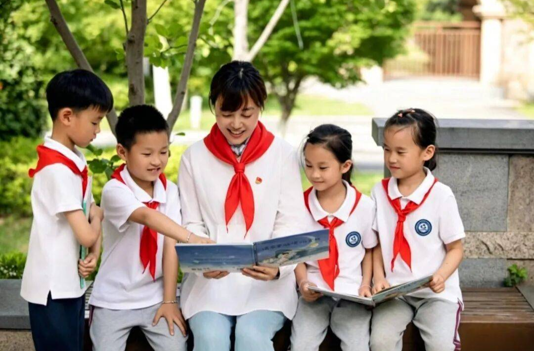 星火映初心  争做大先生——广大少先队辅导员引领亿万少年儿童向阳生长