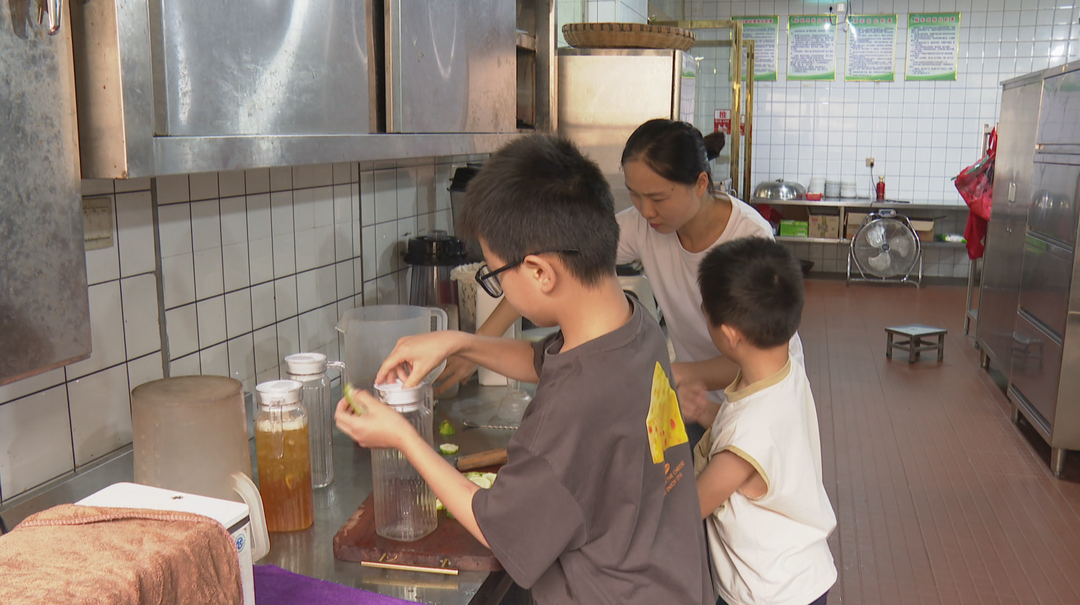 “聋哑”夫妻开店 小哥俩成了父母的好帮手