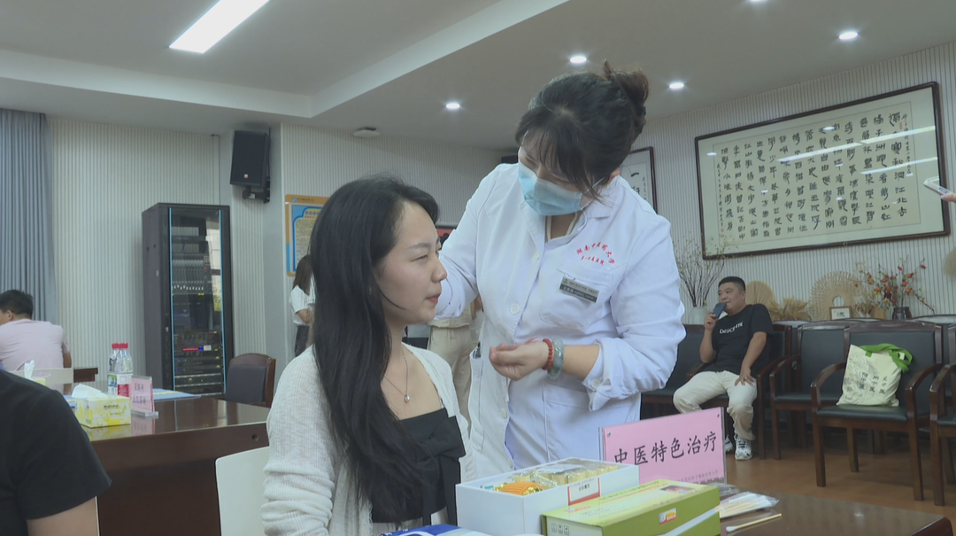夯实“健康第一”理念 中医名家校园“把脉开方”