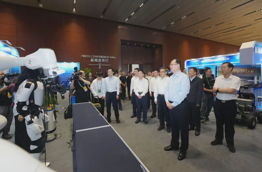 全省智能机器人产业发展大会举行 毛伟明讲话