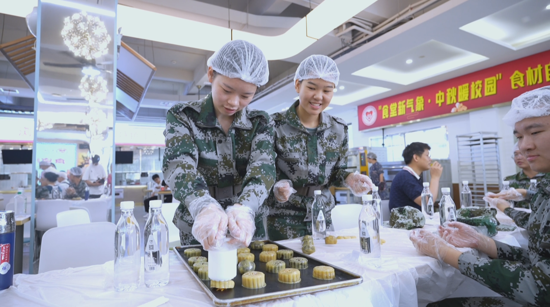 迎中秋品温暖 长沙高校师生自制3.2万枚月饼