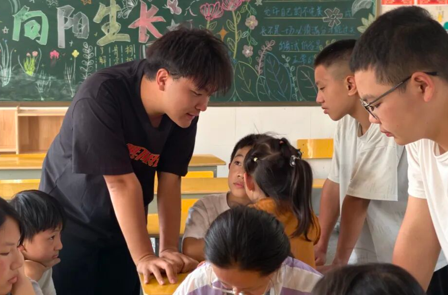 湖南一乡村学校的摄影课火出圈，00后老师带山里娃拍家乡
