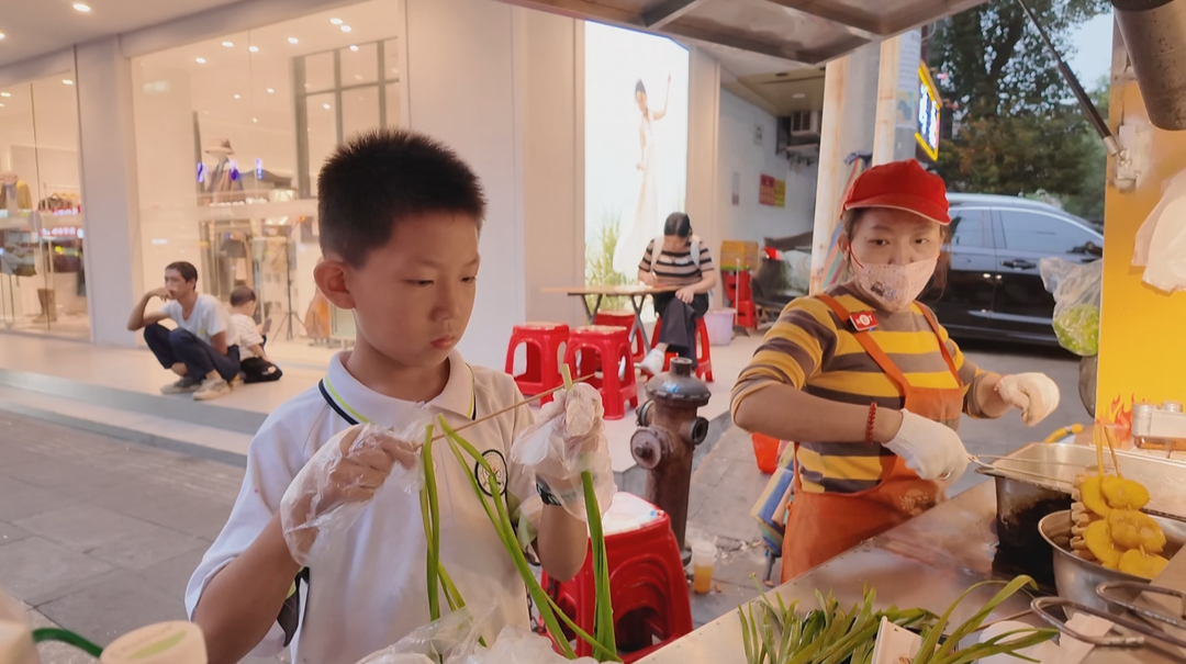 放学直奔烧烤摊 长沙10岁少年撑起小家一角