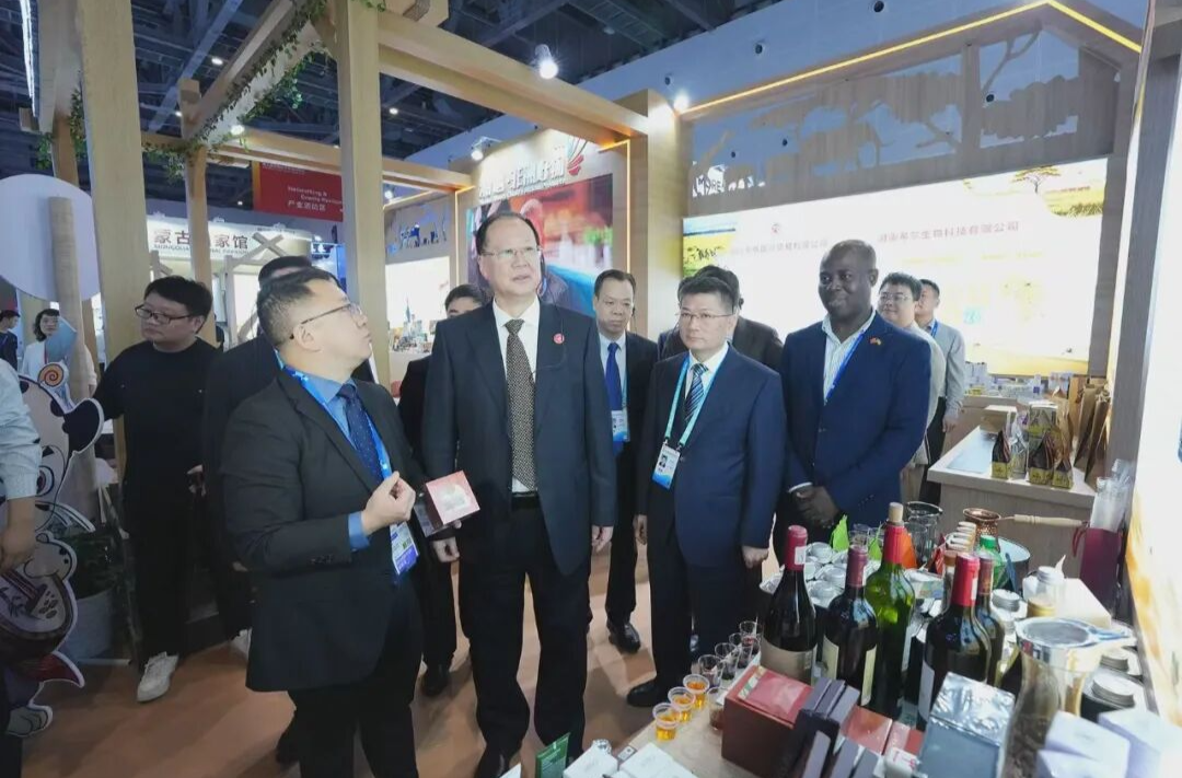 毛伟明率团参观第五届数贸会展馆