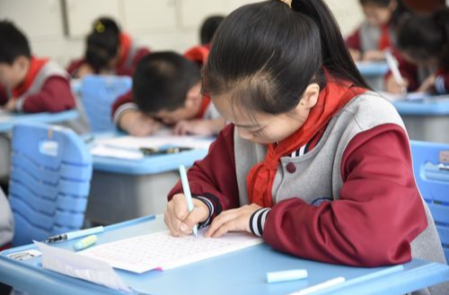 AI“入侵”小学生作文，该“补课”的是谁？