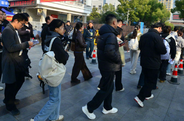 2027年国考报名过审考生减少26.8万人，“考公热”降温了吗？