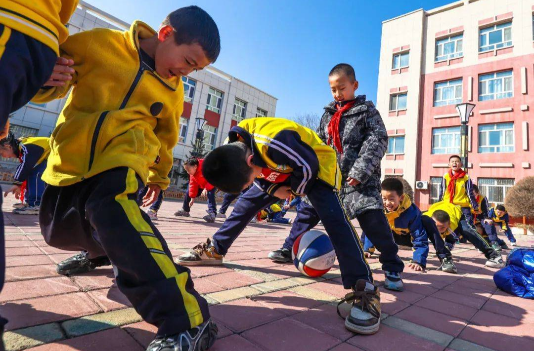 校园安全不能靠把学生固定在座位上
