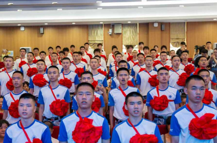 以青春热血，铸蓝天长城！长沙62名空军新飞行学员今日荣耀启航