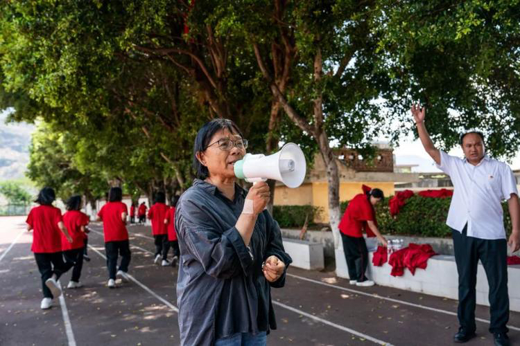 张桂梅人民日报撰文