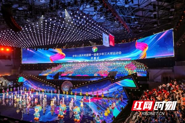 贡献青春力量！湖南师大117名学子三大球运动会开幕式倾力演出