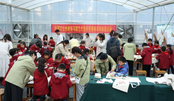 湖南应用技术学院为乡村学子开设“植物王国”特色思政课 图1