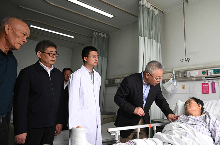 沈晓明看望浏阳华盛烟花厂爆炸事故收治伤员